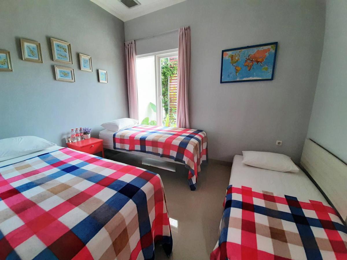 Inni Homestay Malang Esterno foto