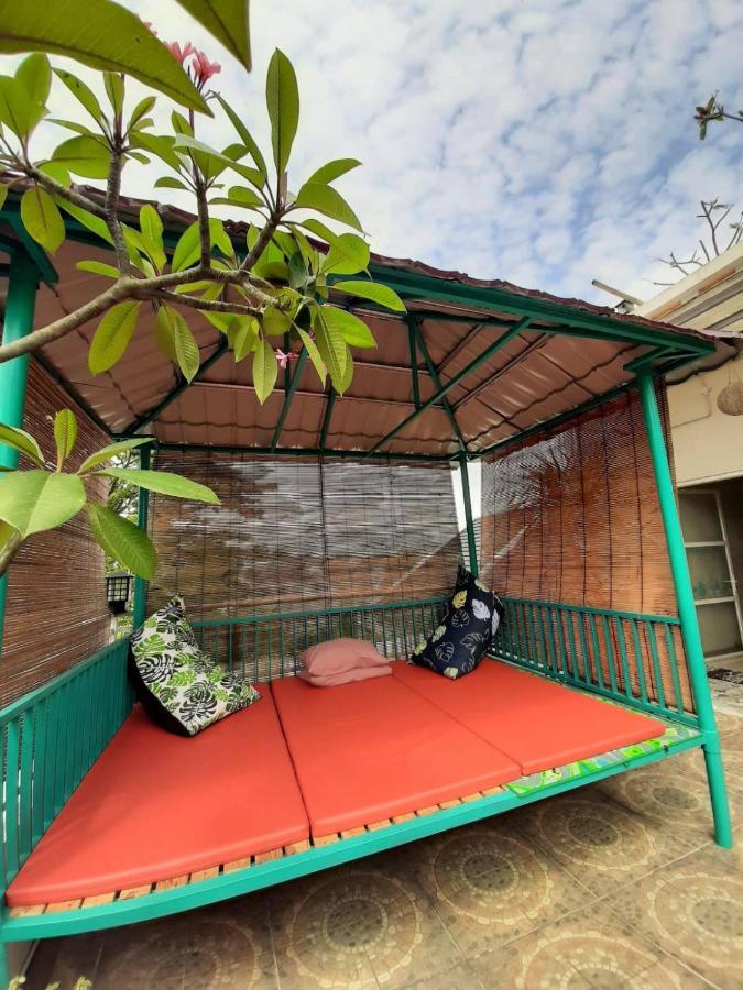 Inni Homestay Malang Esterno foto